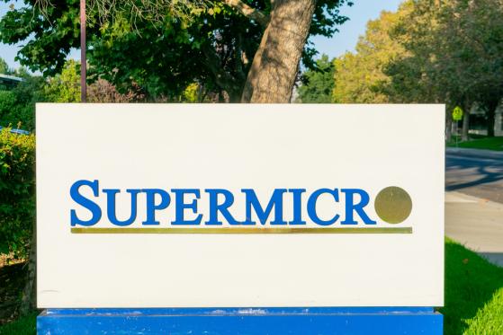 SMCI: Traderzy szukają wsparcia w obliczu spadków akcji Super Micro