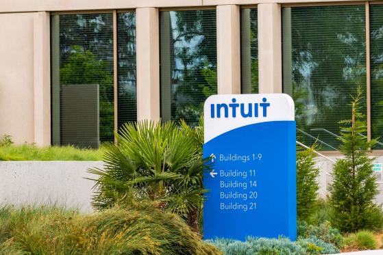 Akcje Intuit spadły o 9,0% w porównaniu z wynikami za trzeci kwartał: kupić spadek?
