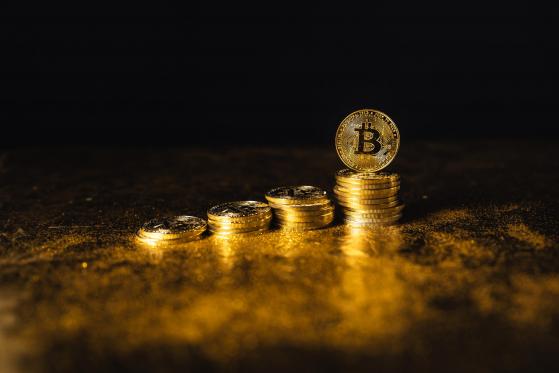 Bitcoin (BTC) vs iShares Bitcoin Trust ETF (IBIT): Lepiej kupić?